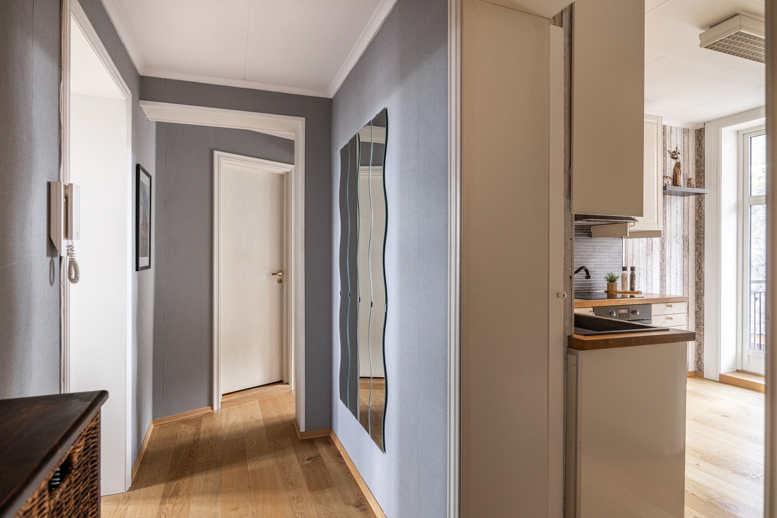 Entré og kjøkken fikk ny 1-stavs parkett i 2015. Galleribilde