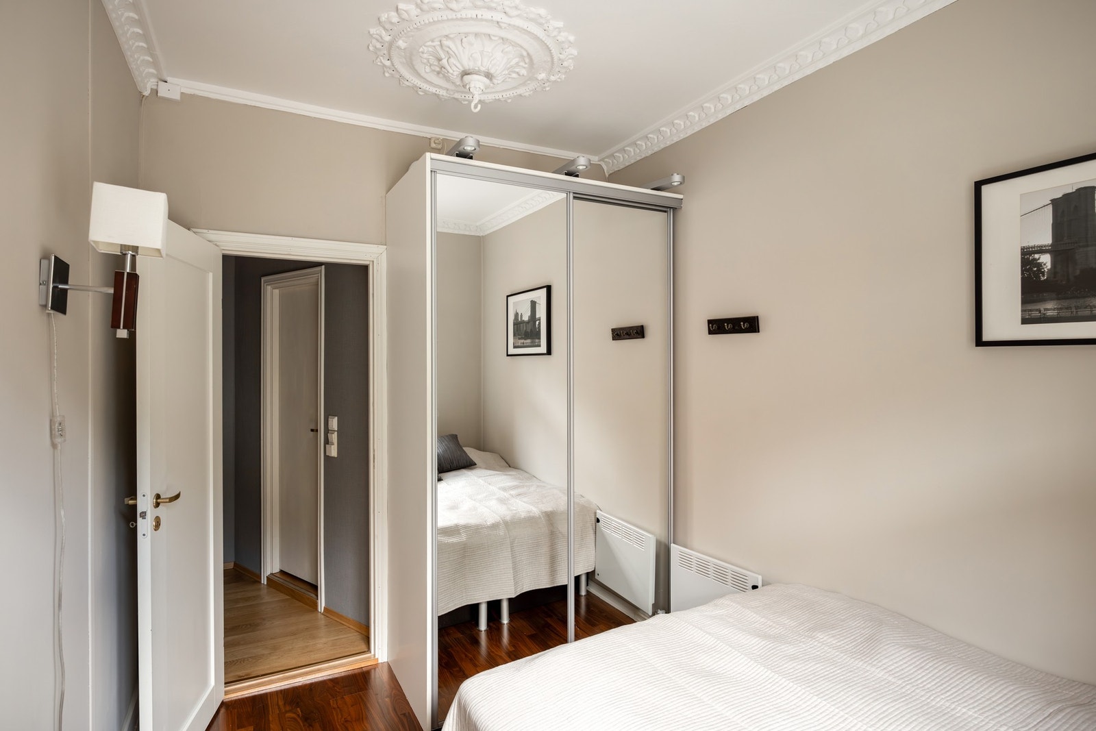 I tillegg er rommet utstyrt med en praktisk skyvedørsgarderobe med speilfront. Galleribilde