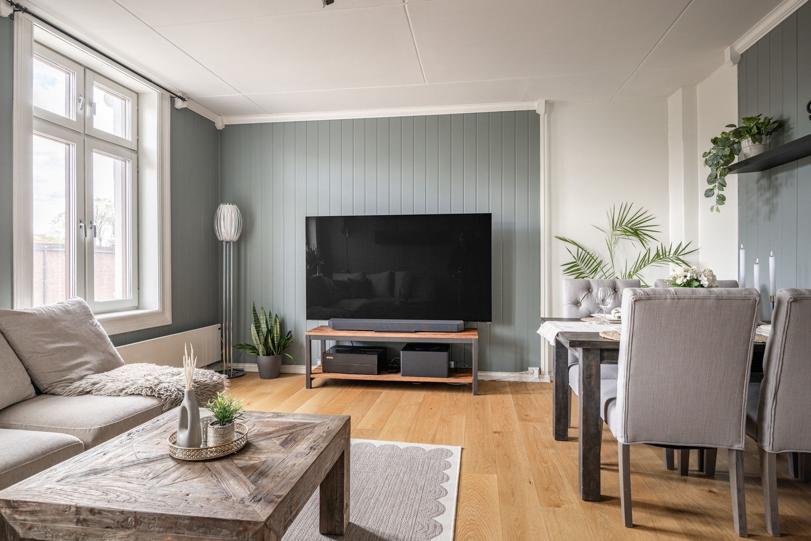 Det ble lagt ny parkett i stuen i 2021. Galleribilde