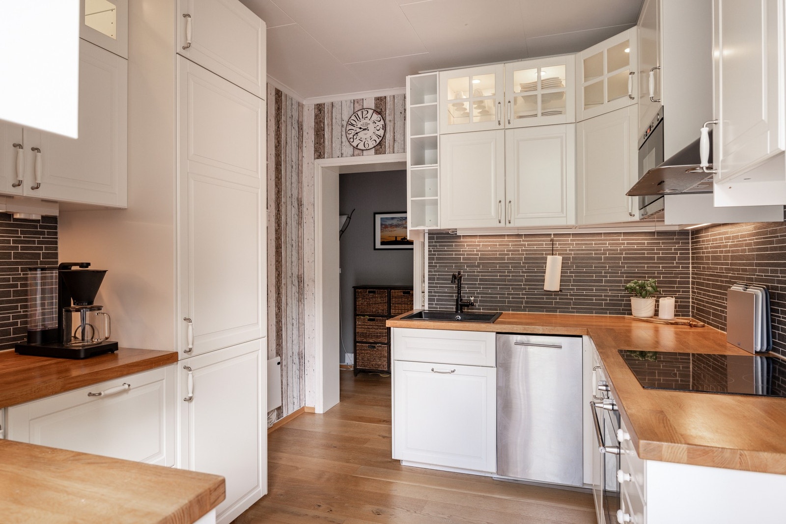 Det er integrerte hvitevarer som stekeovn, platetopp, mikrobølgeovn, oppvaskmaskin og kombinert kjøleskap med frysedel. Galleribilde