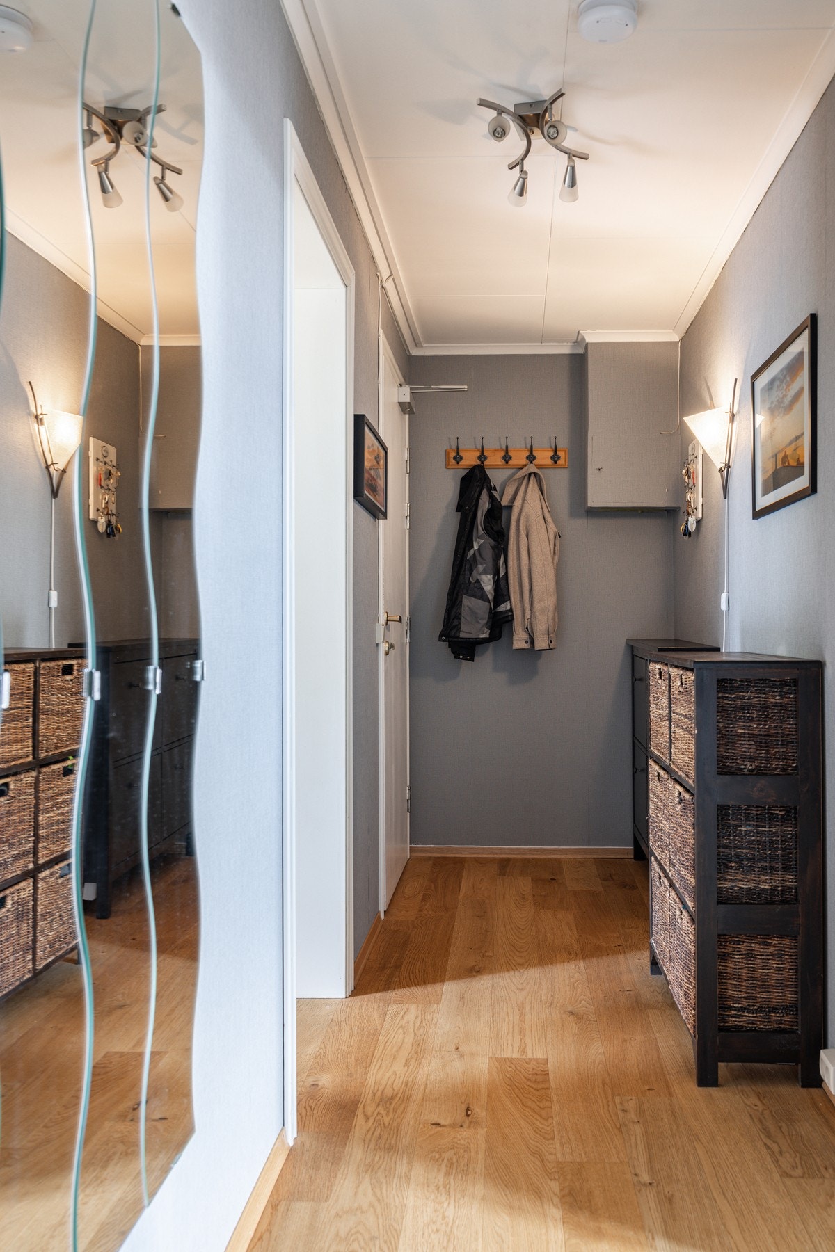 Gode muligheter for praktisk oppbevaring i entréen. Galleribilde