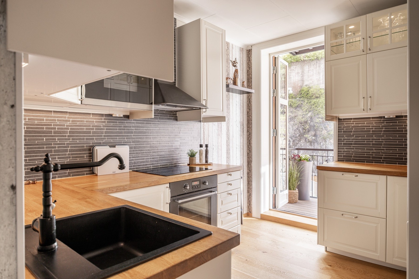 Praktisk, separat kjøkken med Ikea-innredning fra 2015. Alle hvitevarer er også fra 2015. Galleribilde