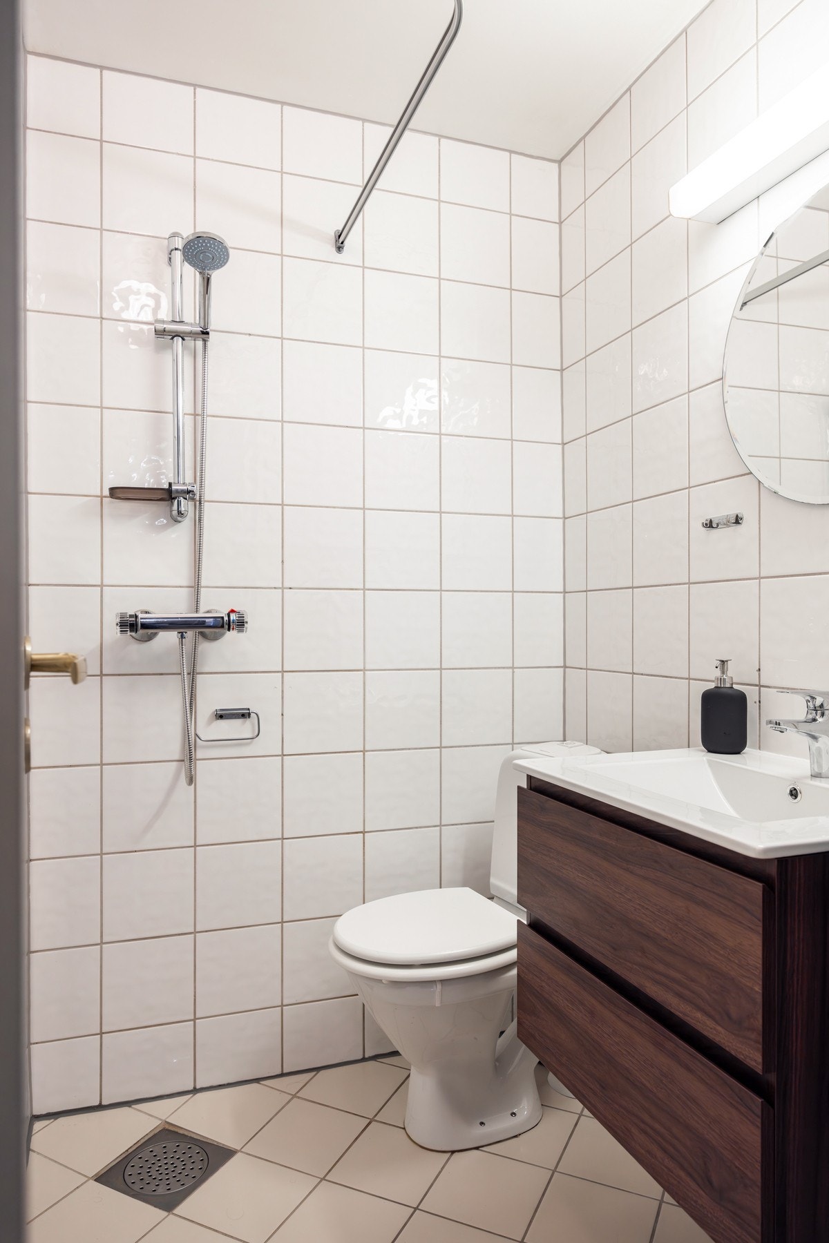 Badet ble pusset opp i regi av borettslaget i 2004. Ny baderomsinnredning i 2025. Galleribilde