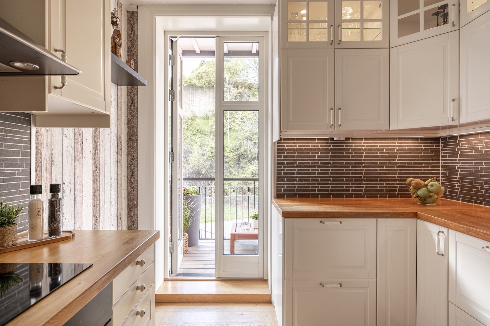 En takhøy balkongdør i glass sørger for mye lys til kjøkkenet. Galleribilde