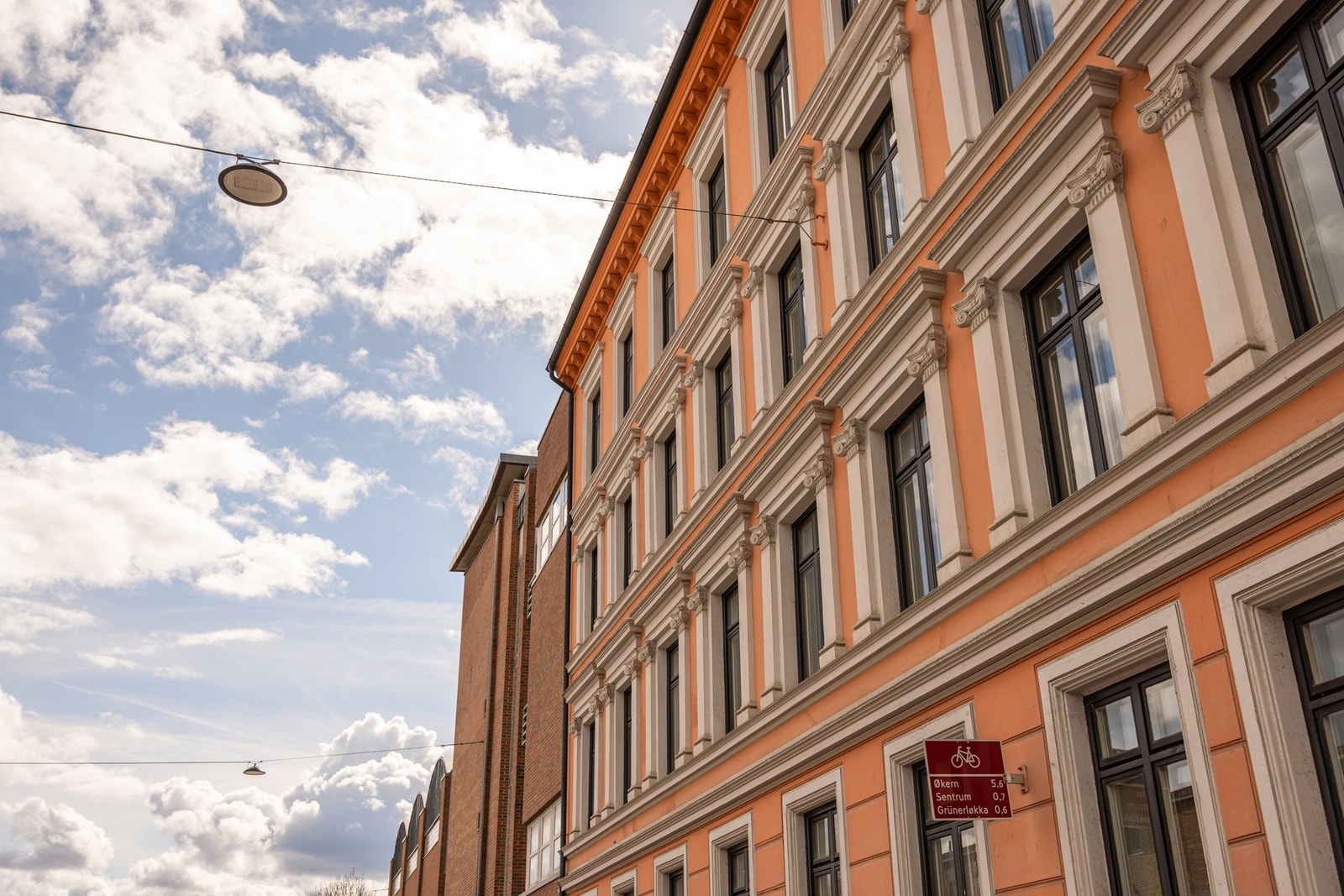 Borettslaget har en flott, klassisk fasade mot gateplan. Galleribilde