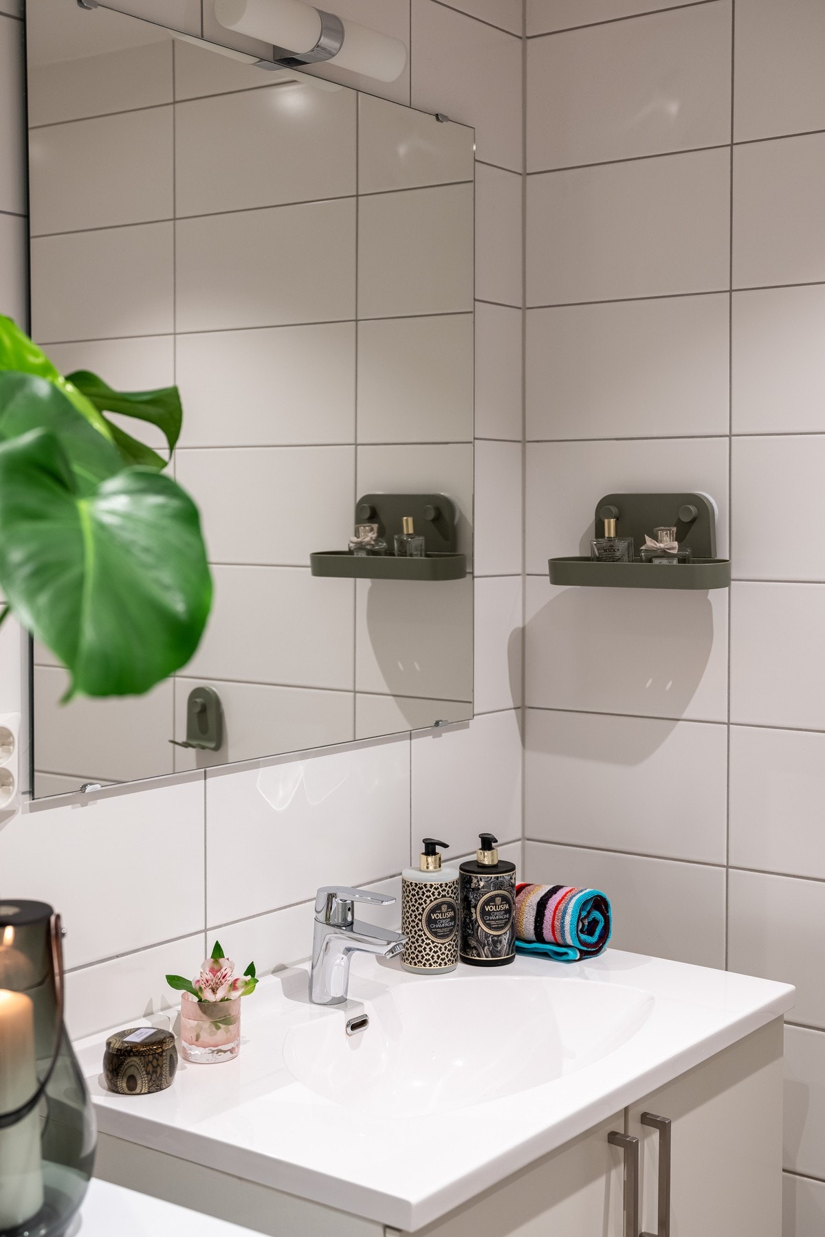 Innredningen består av servant på underskap, speil med overbelysning og stikkontakt. Galleribilde