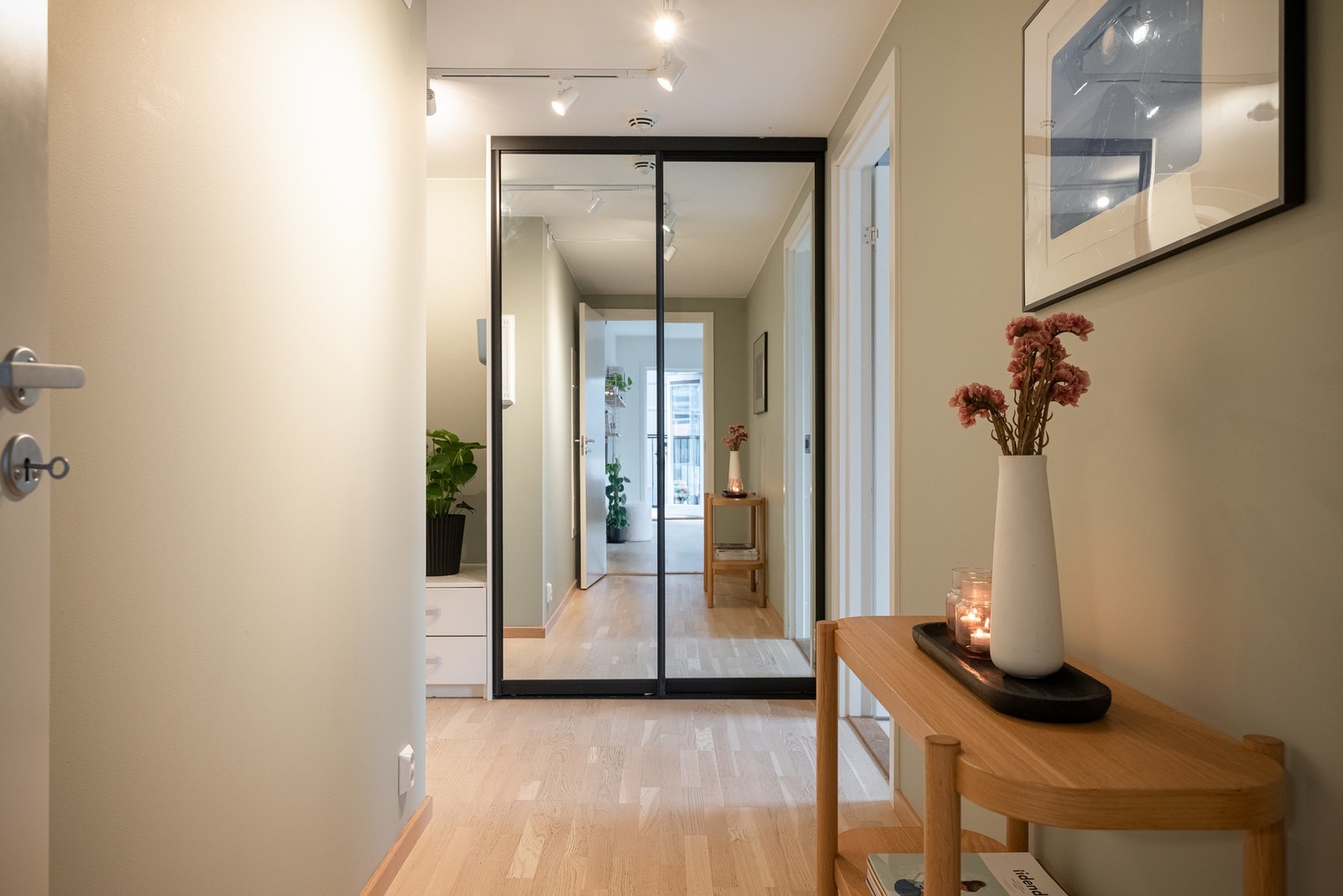 Entréen har en praktisk garderobeløsning med speilfronter som medfølger. Galleribilde