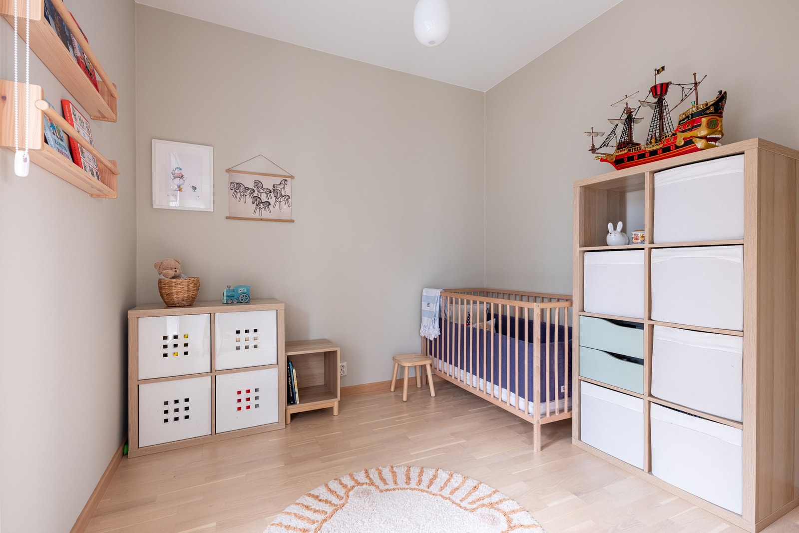 Det andre soverommet har også plass til stor seng og tilhørende møblement. Galleribilde