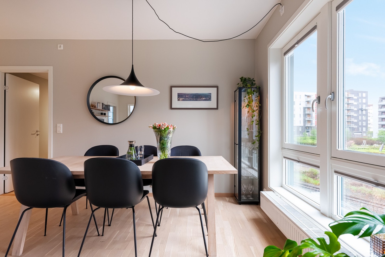 God plass til spisebordsgruppe mellom stue- og kjøkkensone. Galleribilde