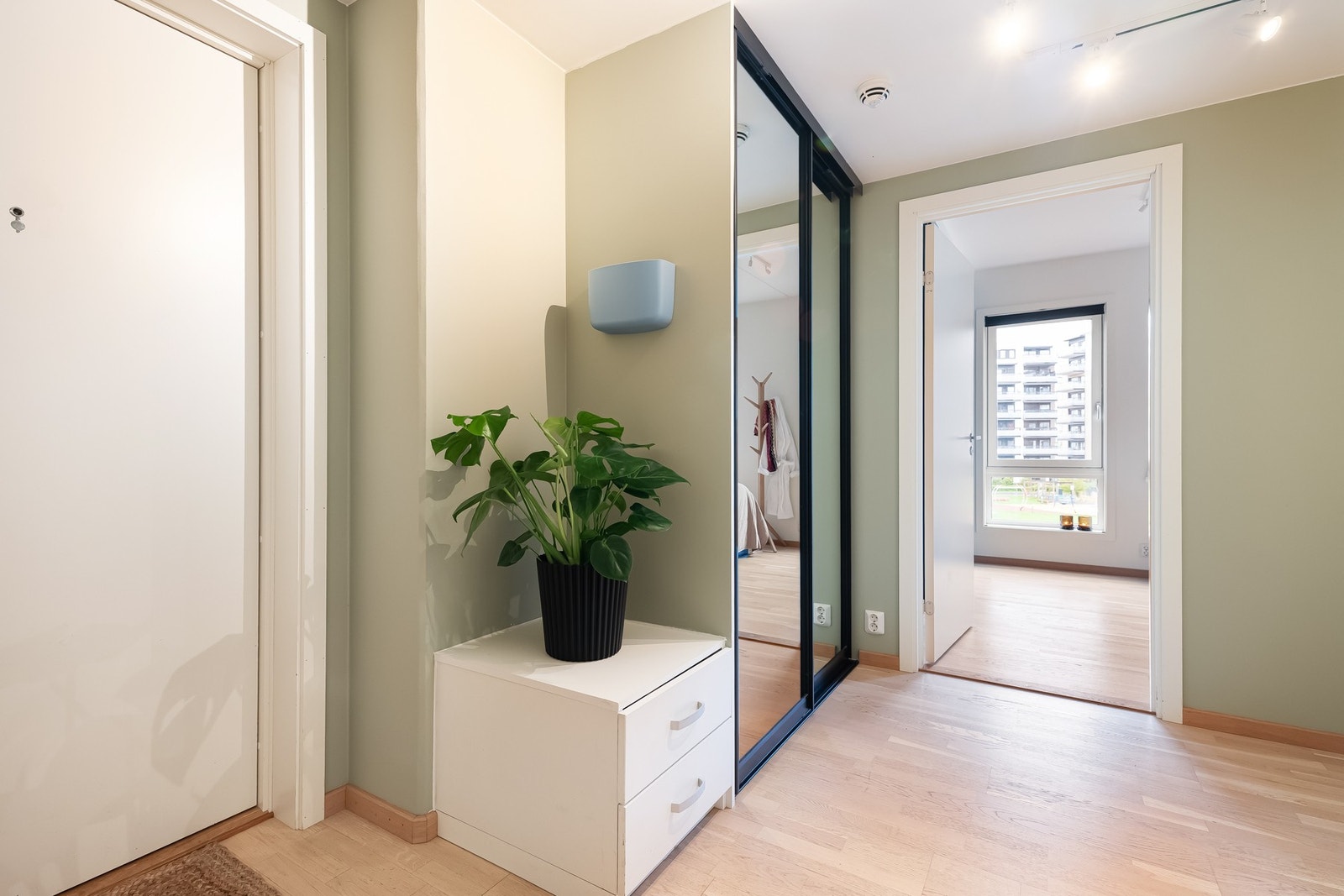 Rommet har også plass til blant annet knaggoppheng, speil og skostativ. Galleribilde