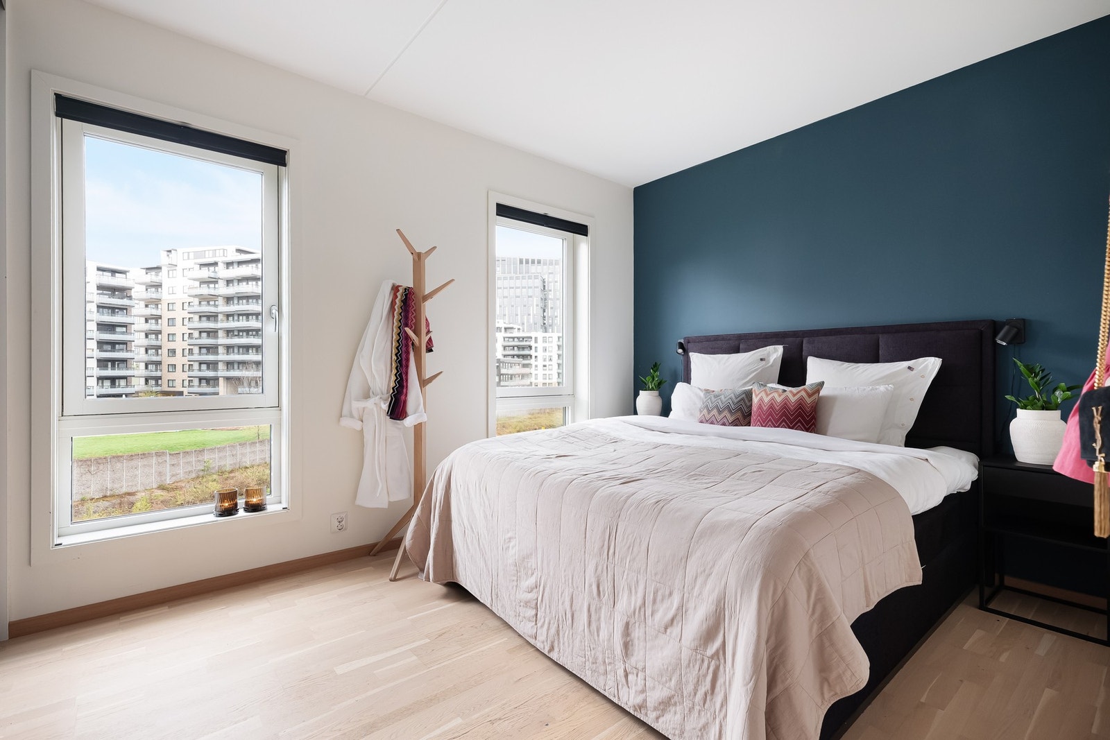 Leiligheten har to soverom som begge har parkett på gulv og malte overflater i moderne fargepalett. Galleribilde