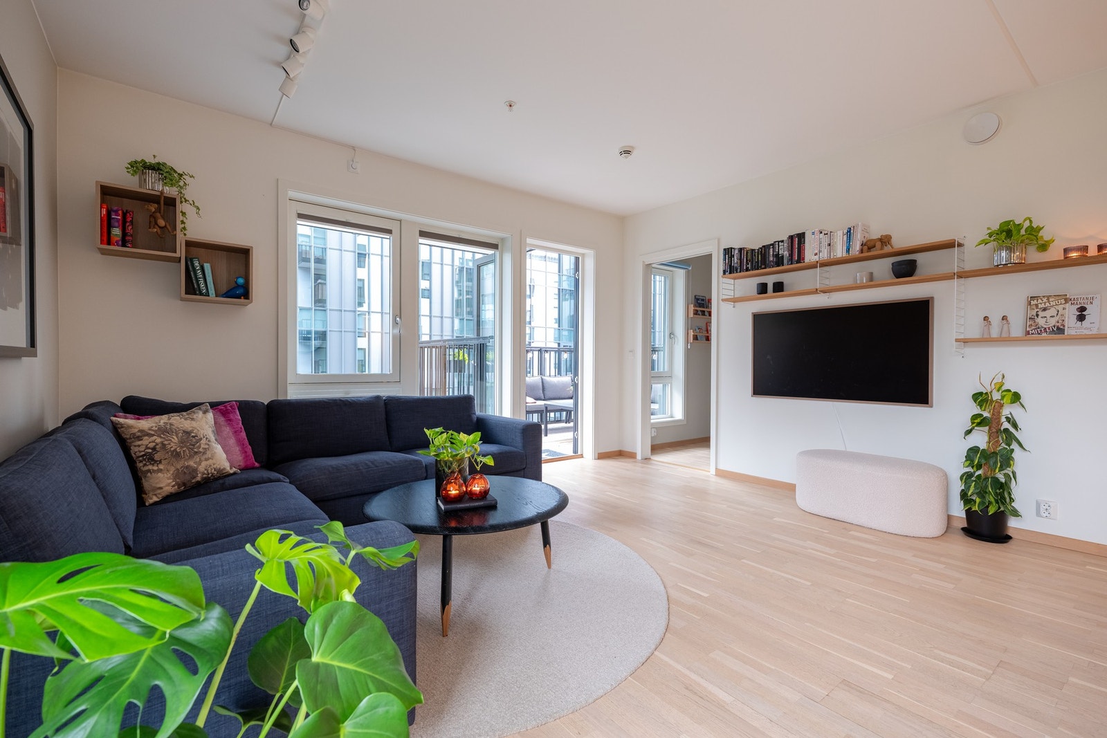 Dette er en lys tiltalende 3-roms hjørneleilighet beliggende i byggets 4. etasje med heisadkomst. Galleribilde