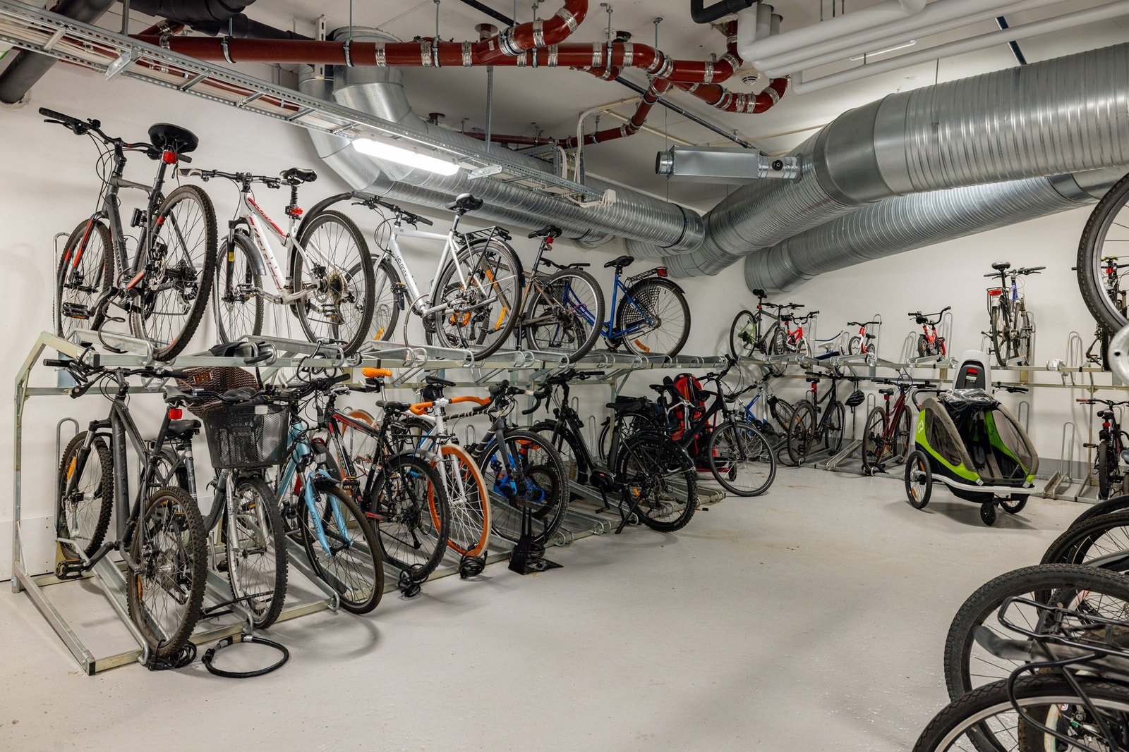 Stor sykkelparkering i kjeller med heisadkomst. Galleribilde