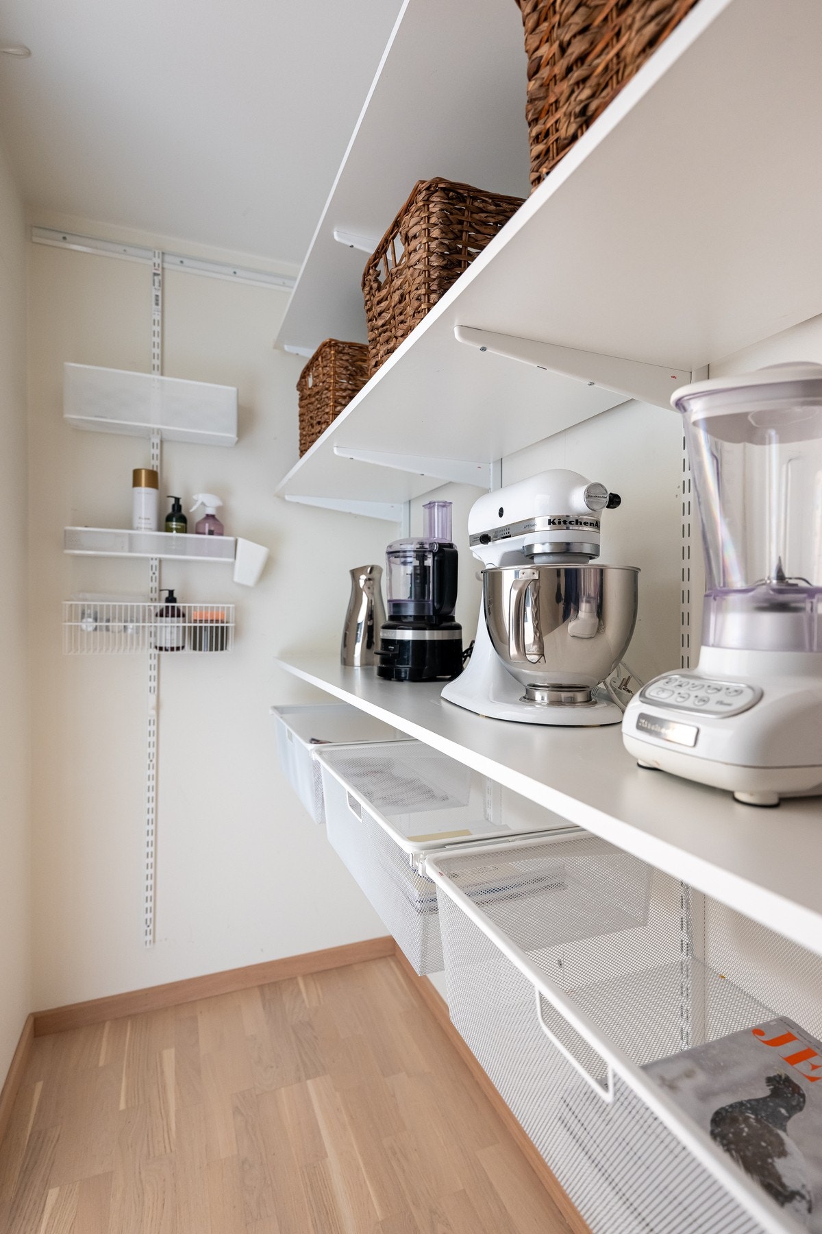 Innenfor kjøkkenet og via skyvedør er det en praktisk innvendig bod på 4 kvm. Galleribilde