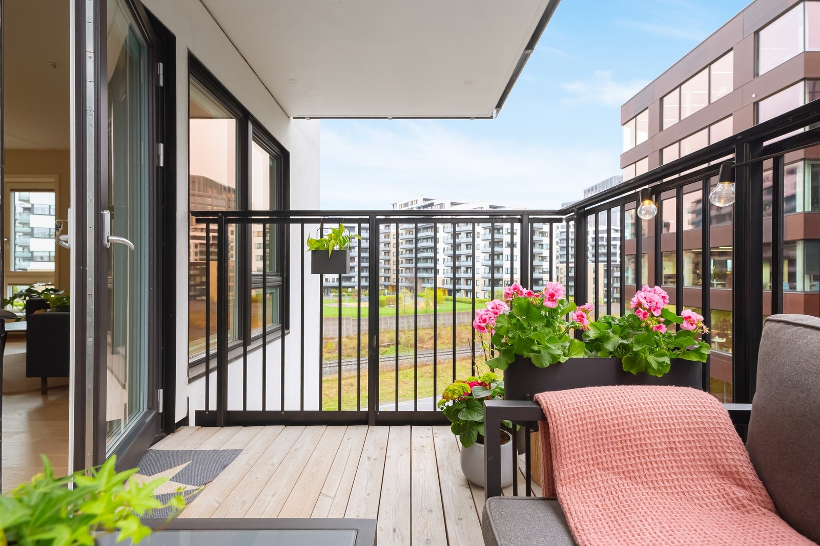 Balkongen oppleves som en ekstra stue hvor døren fort vil bli stående åpen på sommeren. Galleribilde