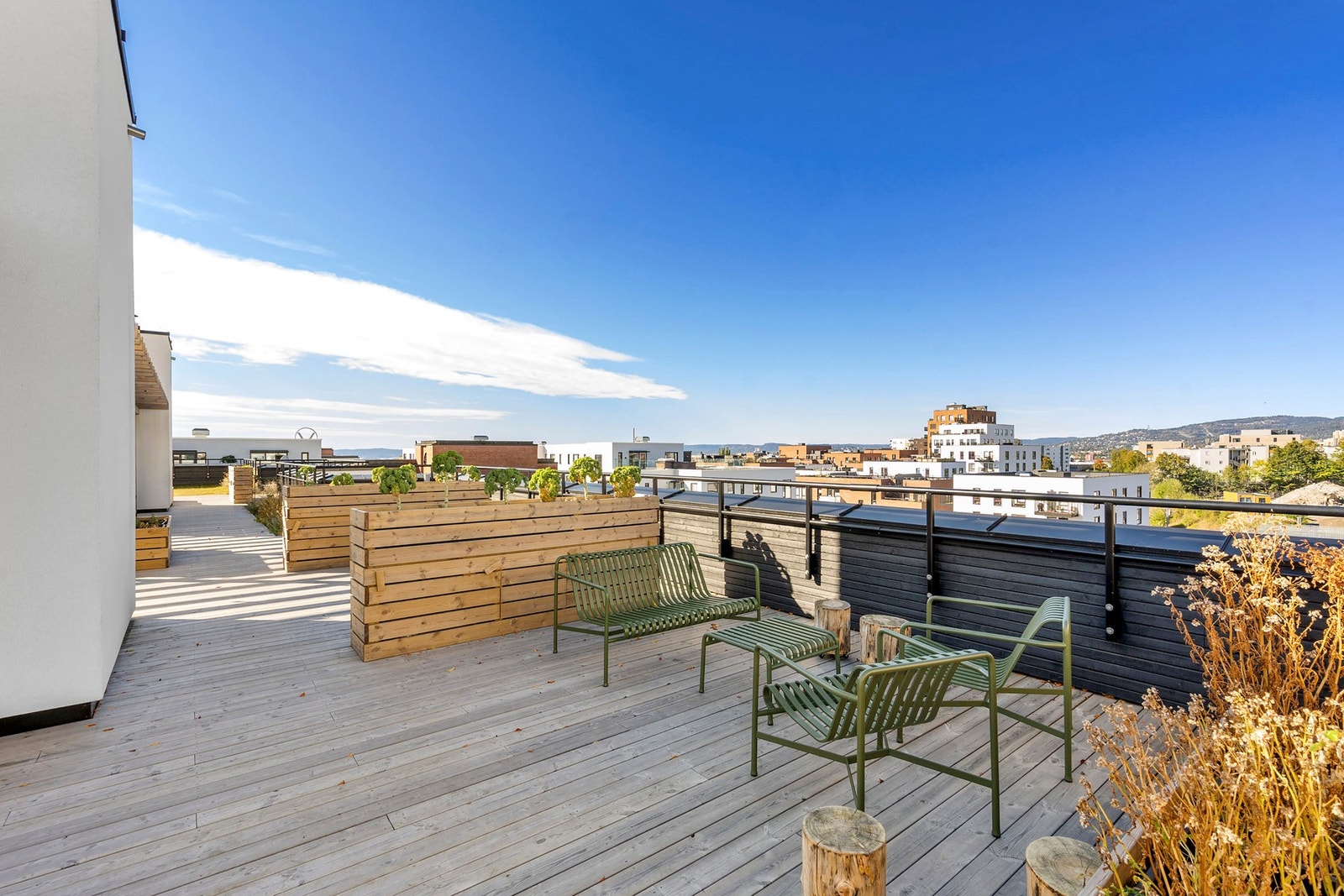 Beboerne i borettslaget har tilgang til en stor og deilig takterrasse med sol hele dagen og flotte utsikt. Galleribilde