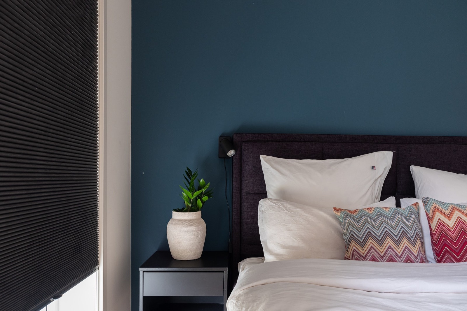 Hovedsoverommet er av god størrelse og har plass til dobbeltseng med tilhørende nattbord. Galleribilde