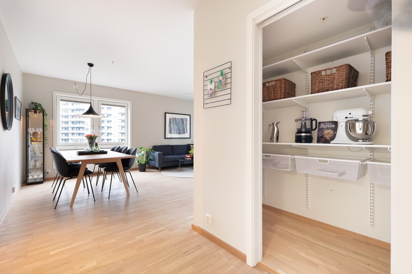 Kjøkkenet er lyst og pent, samt praktisk designet delvis tilbaketrukket fra stuen. Galleribilde