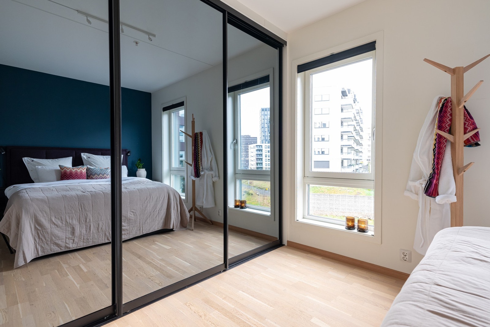 Stor skyvedørsgarderobe med speilfronter blir stående. Galleribilde