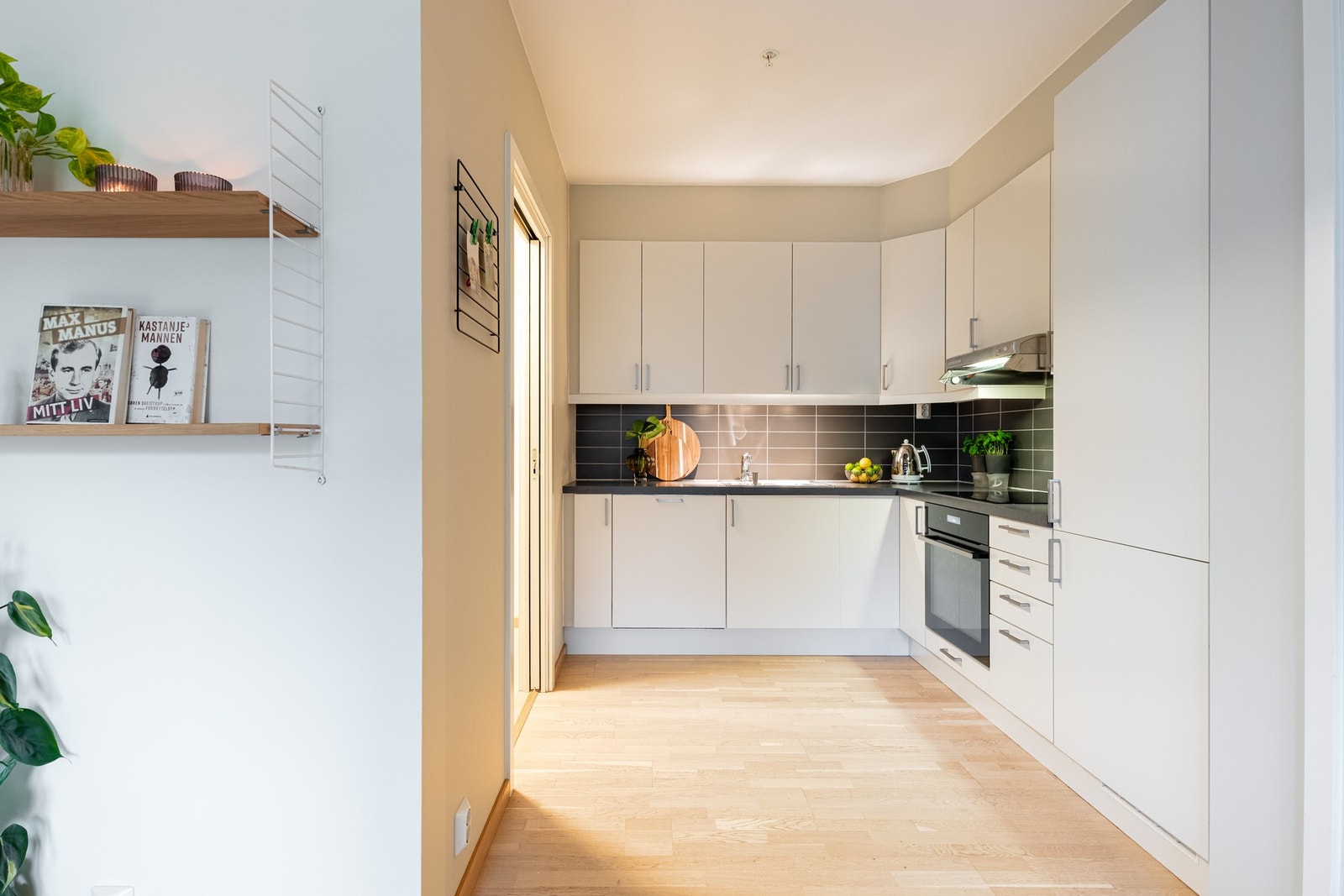 Kjøkkenet er godt utnyttet med mye skap- og benkeplass, perfekt for hobbykokken. Galleribilde