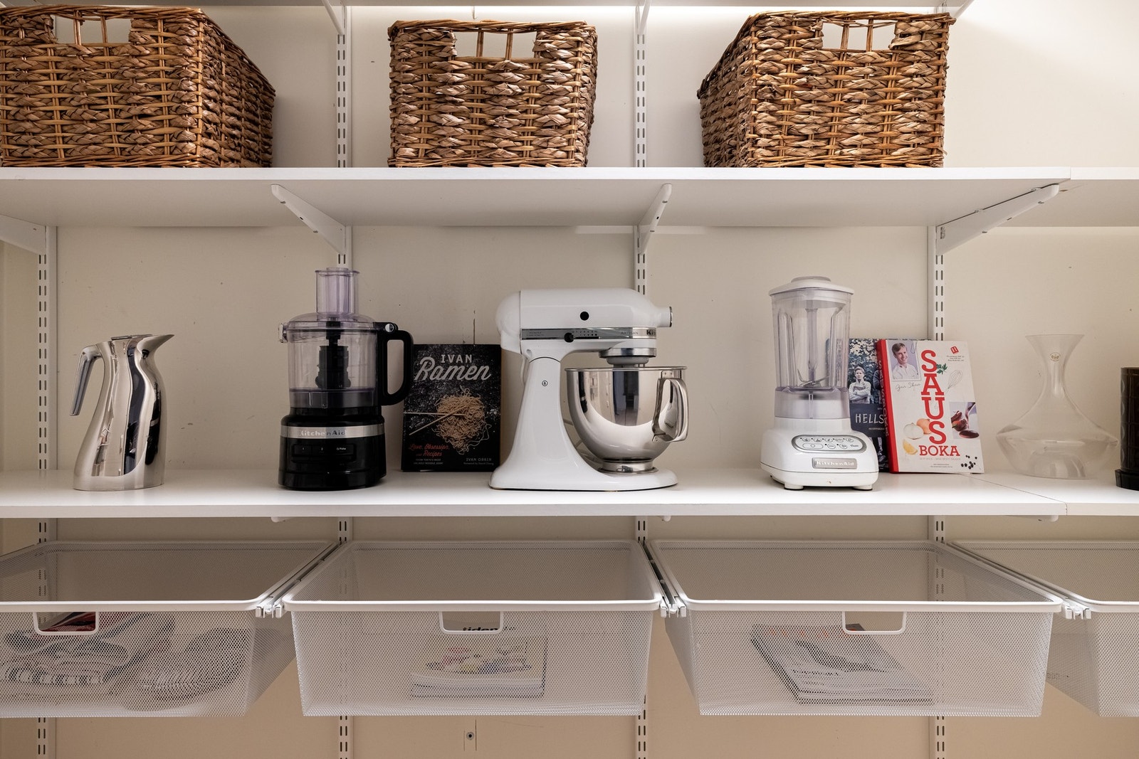 Denne kan benyttes for ekstra oppbevaring av kjøkkenutstyr, støvsuger og annet. Galleribilde