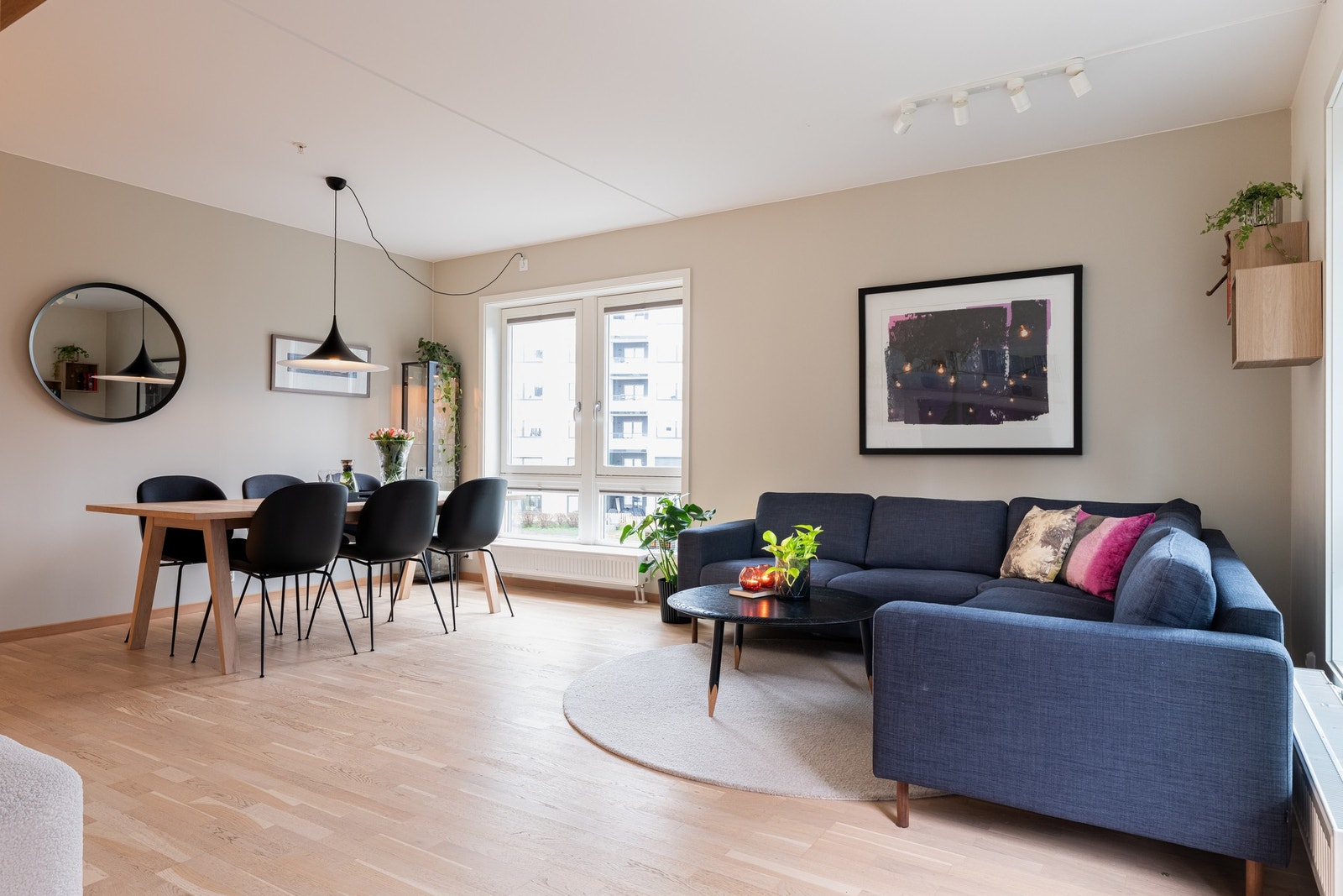 Vinduene fra to sider gir godt med naturlig lysinnslipp. Vinduene har plisségardiner som kan benyttes. Galleribilde