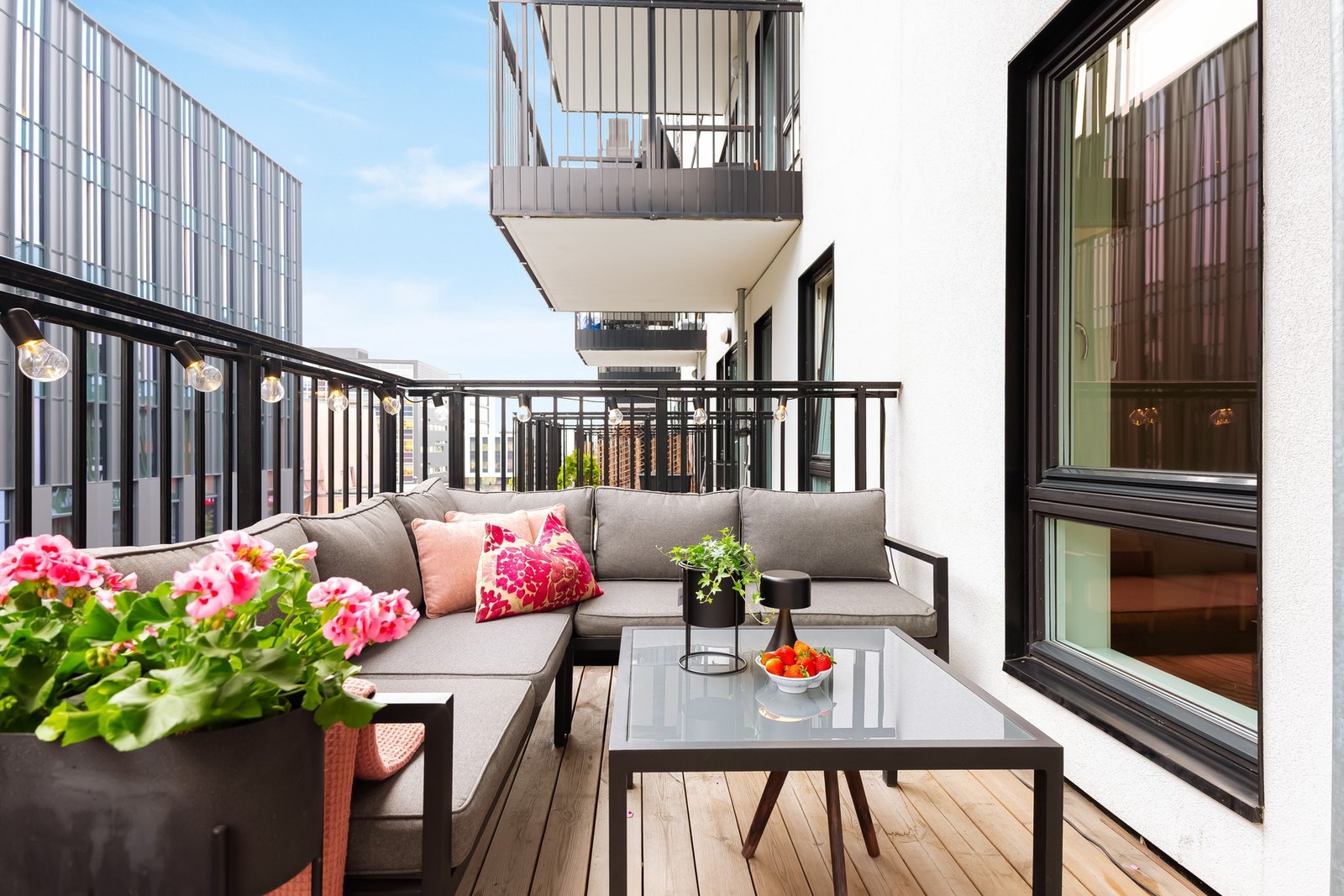 Balkongen har god plass til møblement, grill og beplantning. Galleribilde