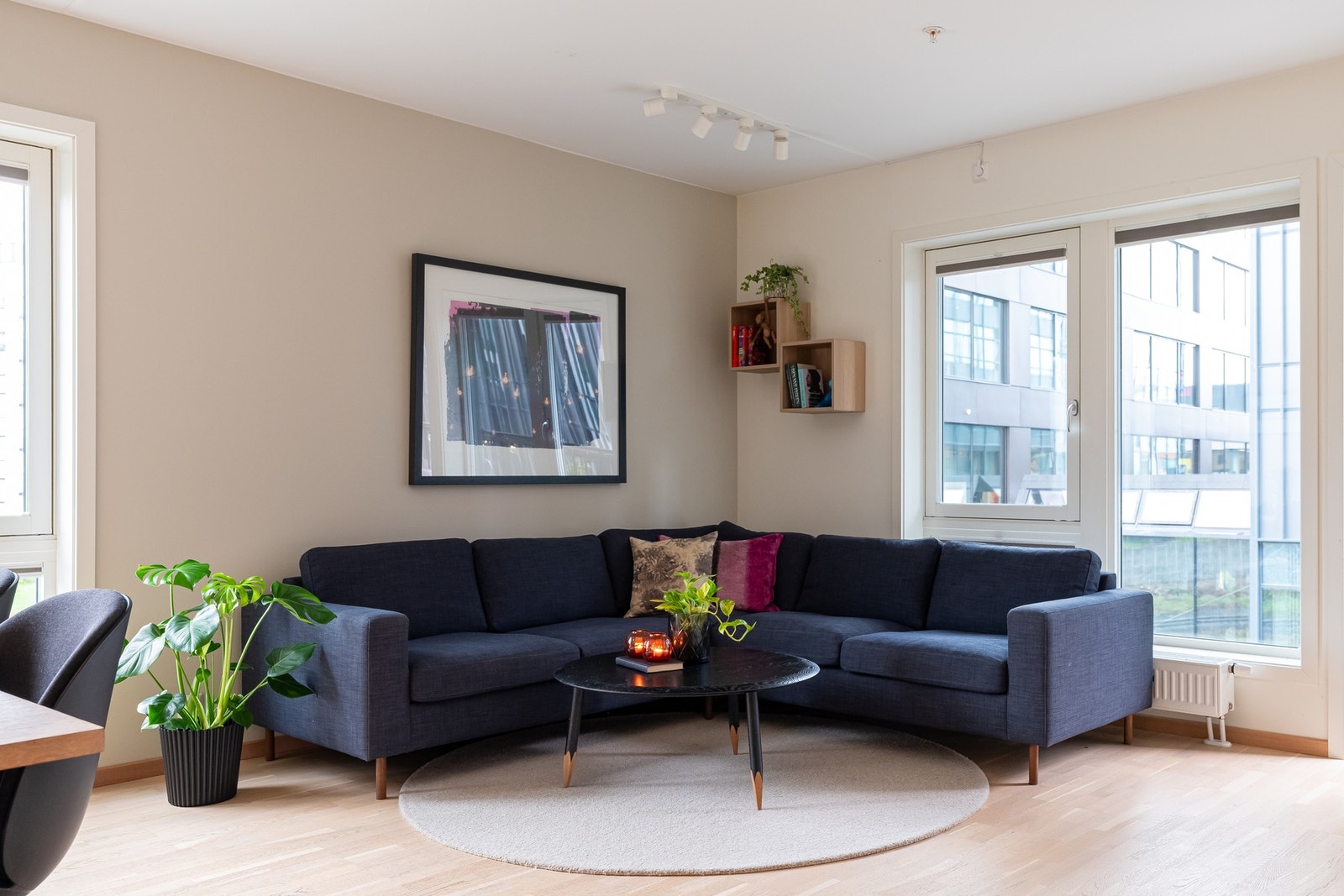 Innvendig får du et flott oppholdsrom med fin plass for romslig sofagruppe. Galleribilde