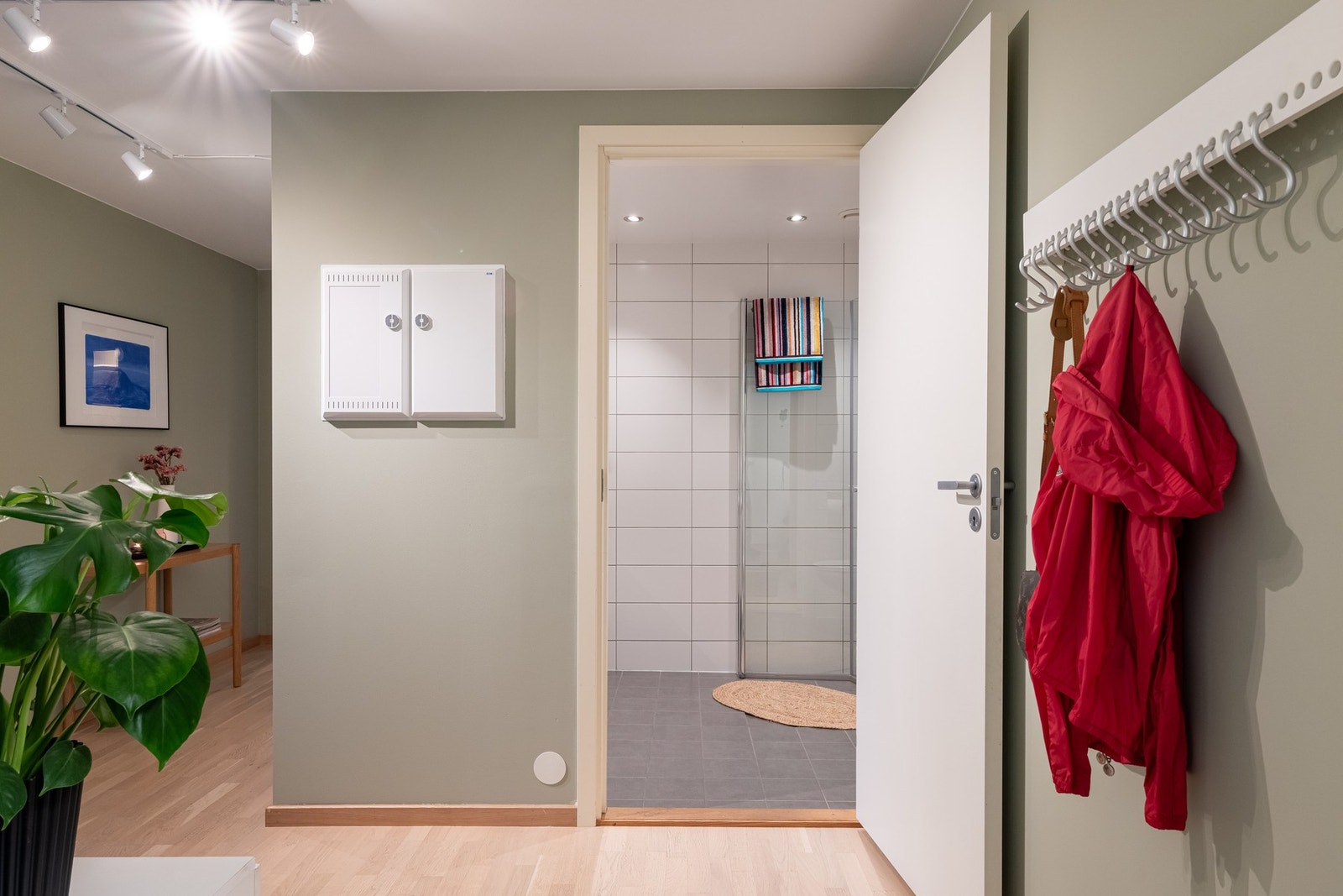 Hele boligen har parkett på gulv og malte overflater, med unntak av det flislagte baderommet. Galleribilde