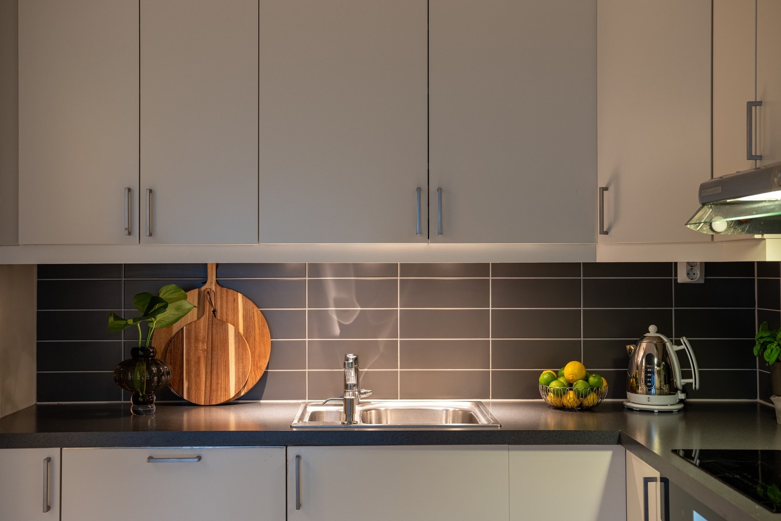 På kjøkkenet er det montert flisfelt, belysning og stikkontakter under overskap. Galleribilde