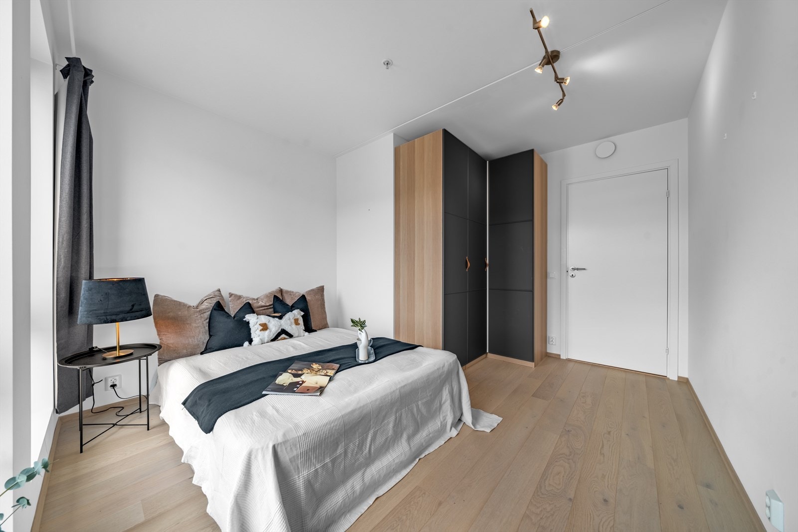 Rommet har også rikelig med oppbevaringsplass i et romslig garderobeskap. Galleribilde