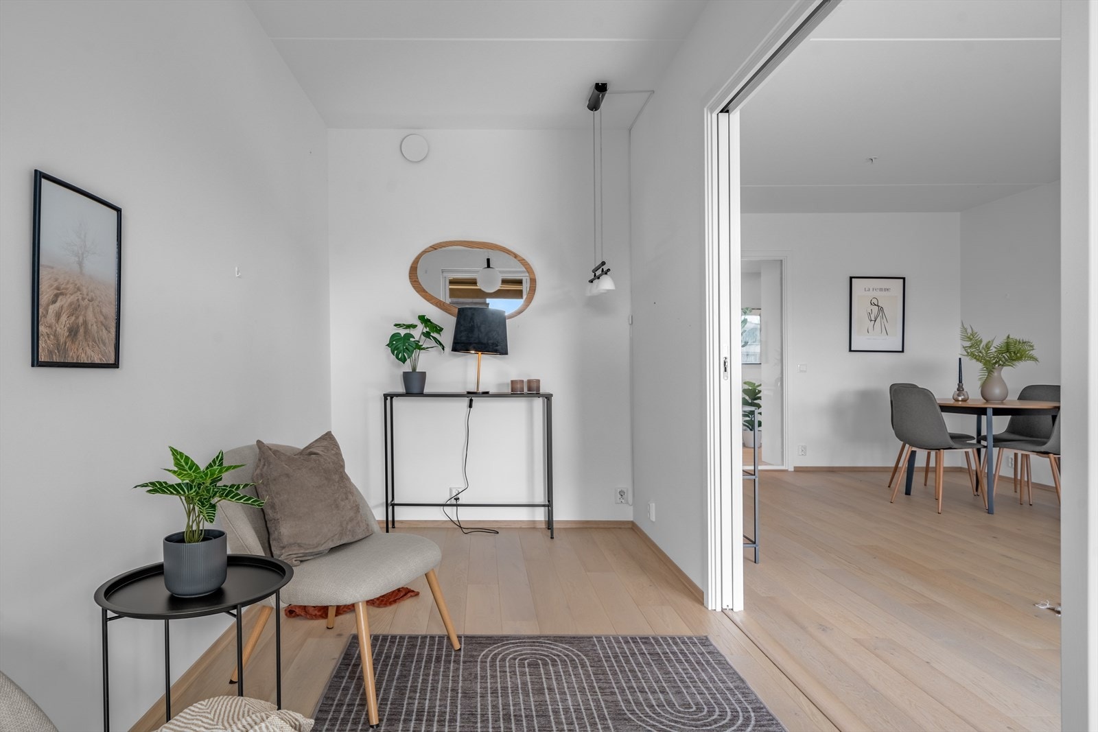 Rommet er lyst og innbydende, og dets fleksible utforming gir mange muligheter - enten du ønsker et ekstra soverom, hjemmekontor, lekerom eller et hyggelig oppholdsrom for avslapning og underholdning. Galleribilde