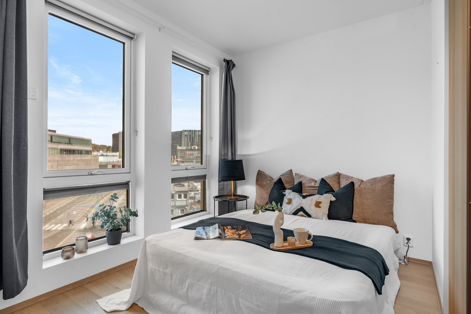 De lyse fargevalgene på veggene, sammen med store vindusflater, skaper en lys og behagelig atmosfære. Galleribilde