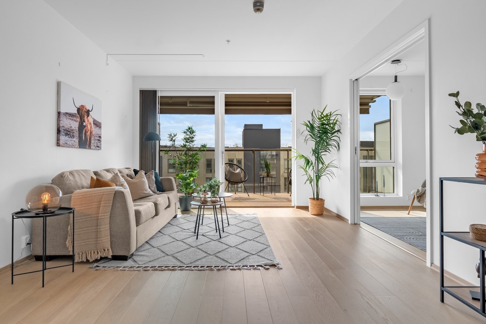 Dette er et bygg fra 2022, som fremstår med moderne nybyggkvaliteter og en gjennomført standard. Her kan du nyte fordelene ved et nyoppført hjem med de nyeste løsninger for både komfort og funksjonalitet. Galleribilde