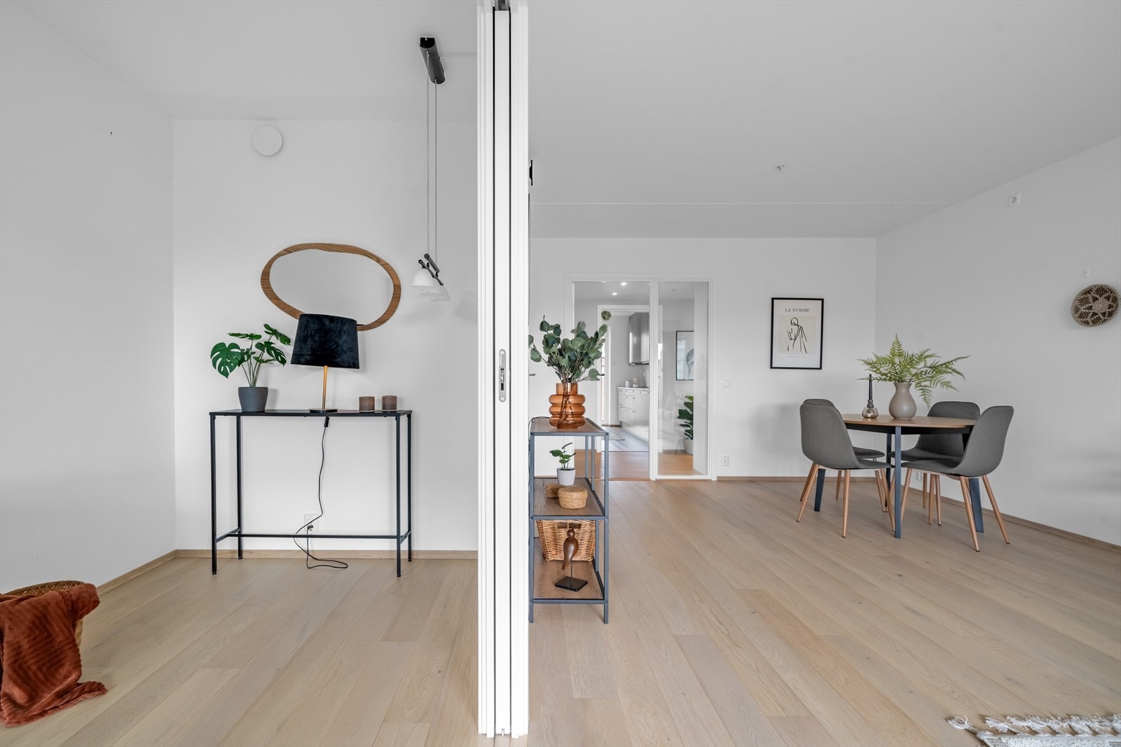 Glatte skyvedører som både er stilrene og funksjonelle, og bidrar til et moderne og åpent uttrykk i rommet. Galleribilde