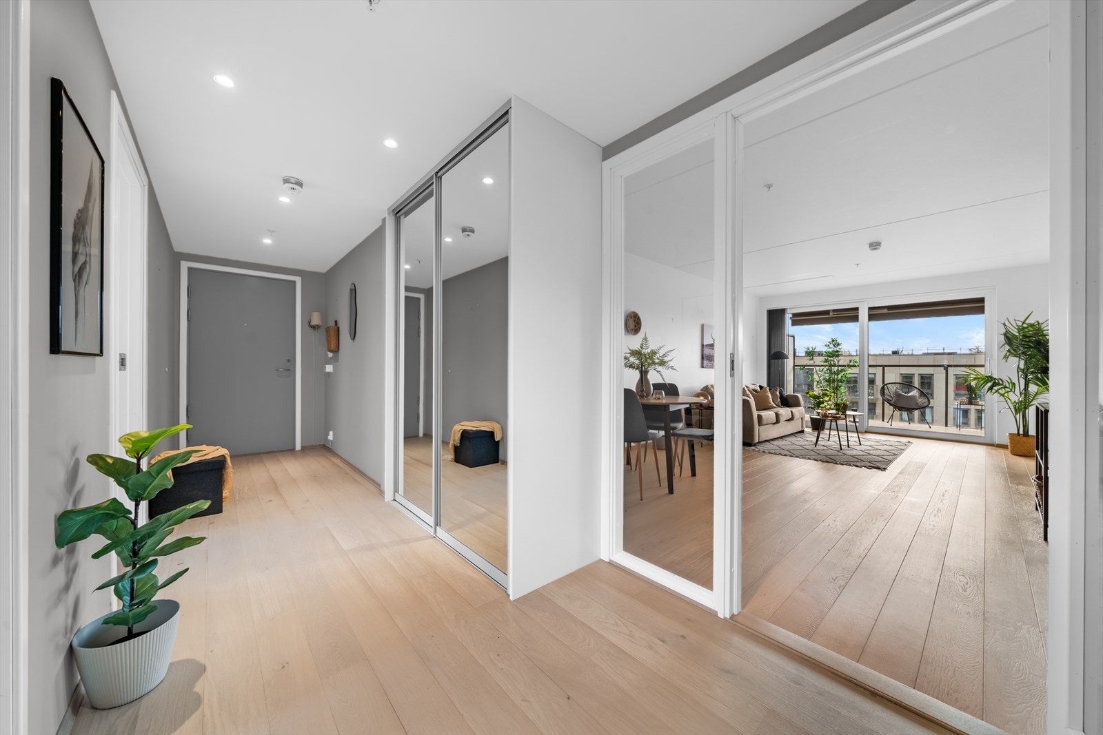 I gangen er det god plass til oppbevaring av yttertøy og sko i en romslig skyvedørsgarderobe med speilfronter som både gir god romfølelse. Galleribilde