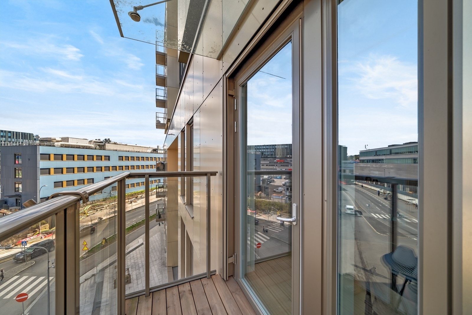 Den egner seg godt til et lite cafésett eller en dekorativ urtepotte, og gir et ekstra pusterom rett utenfor kjøkkenet. Galleribilde