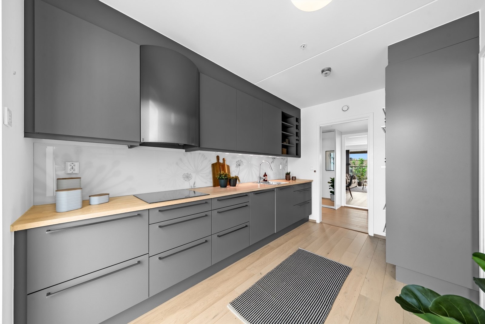 Kjøkkenet er fullt utstyrt med integrert platetopp, dampovn, stekeovn, oppvaskmaskin samt kjøl- og fryseskap. Galleribilde