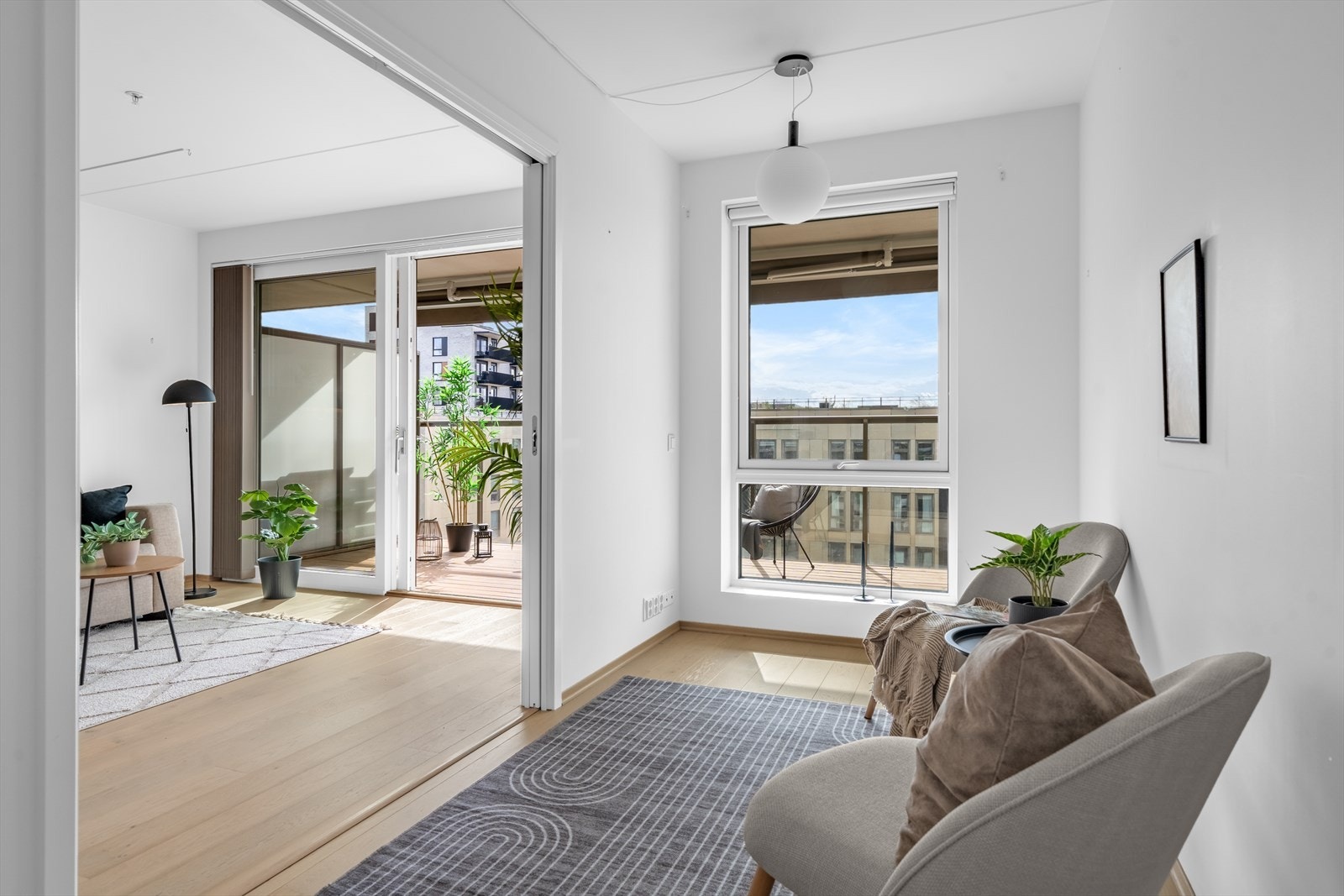 Fra stuen er det direkte adkomst til boligens tredje soverom, som i dag benyttes som TV-stue. Galleribilde