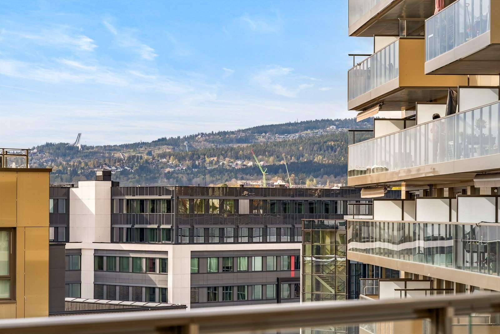 Fra balkongen har du utsikt mot Holmenkollen, et ikonisk landemerke. Galleribilde