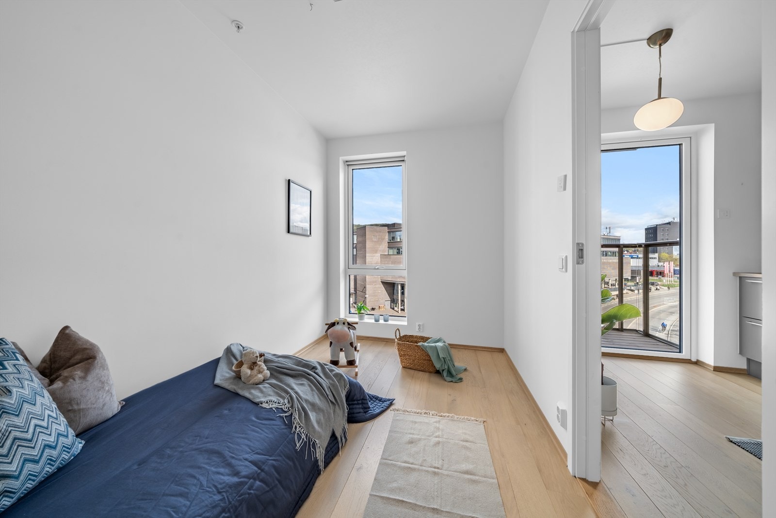 Det er god plass til seng, oppbevaringsløsninger og øvrige møbler. Galleribilde