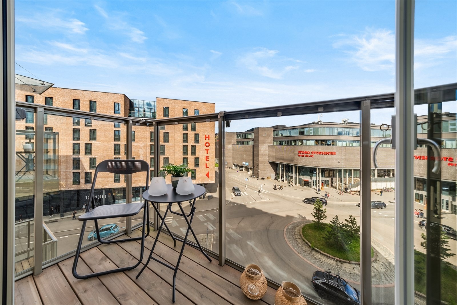 Fra kjøkkenet er det utgang til en sjarmerende nordøstvendt balkong på ca. 2 m² - et perfekt sted å nyte morgenkaffen i fred og ro. Galleribilde