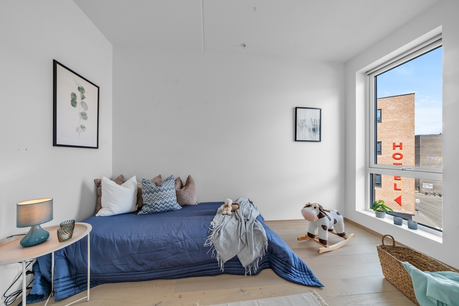 Rommets fleksible utforming gjør det velegnet som barnerom, gjesterom eller hjemmekontor - tilpasset dine behov og livssituasjon. Galleribilde