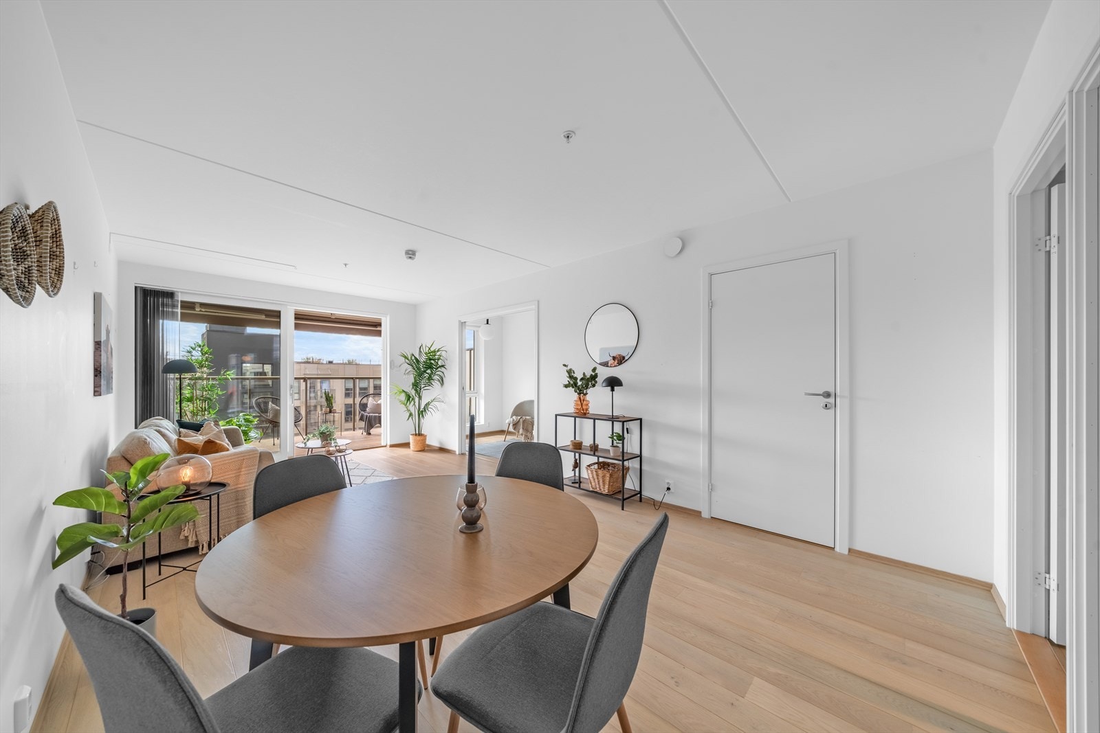 Gulvet er belagt med vakker 1-stavs parkett, som gir rommet et moderne uttrykk. Overflatene er malt i lyse fargetoner som bidrar til en luftig og innbydende atmosfære. Galleribilde