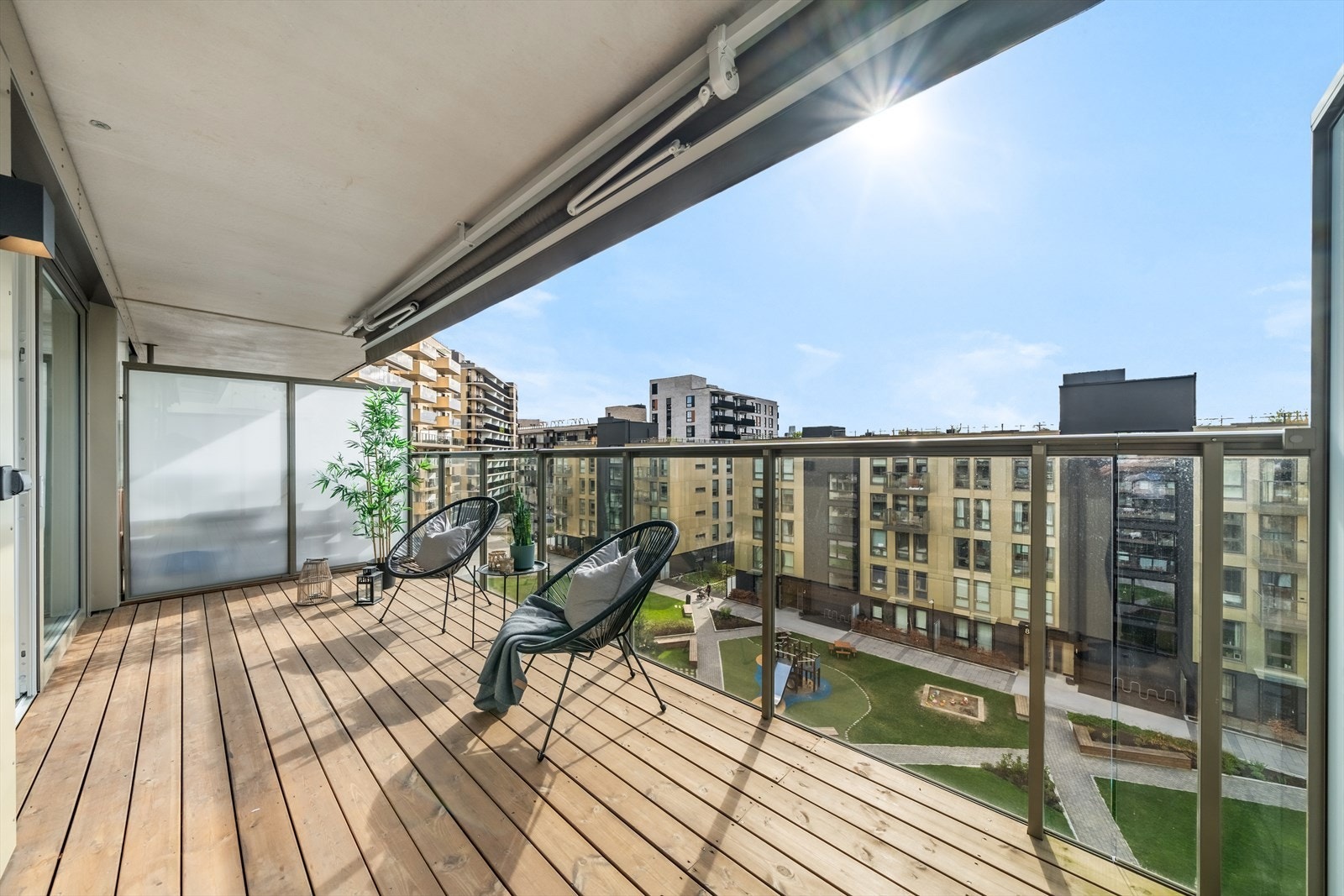 Velkommen til Vitaminveien 16! Dette er en tiltalende 4-roms leilighet som ligger høyt og luftig til i 5. etasje, med en attraktiv og urban beliggenhet på Storo/Nydalen. Galleribilde