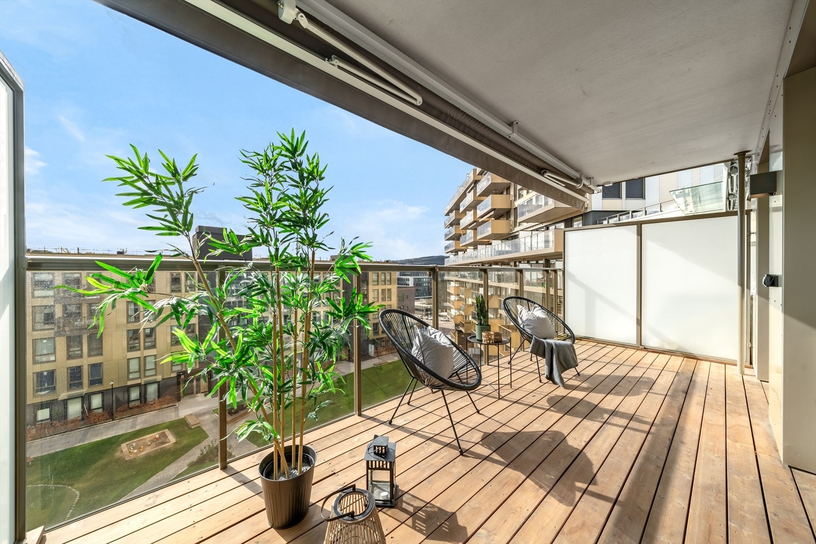 Fra stuen er det utgang til en herlig, sydvestvendt balkong på ca. 14 m² med svært gode solforhold. Galleribilde