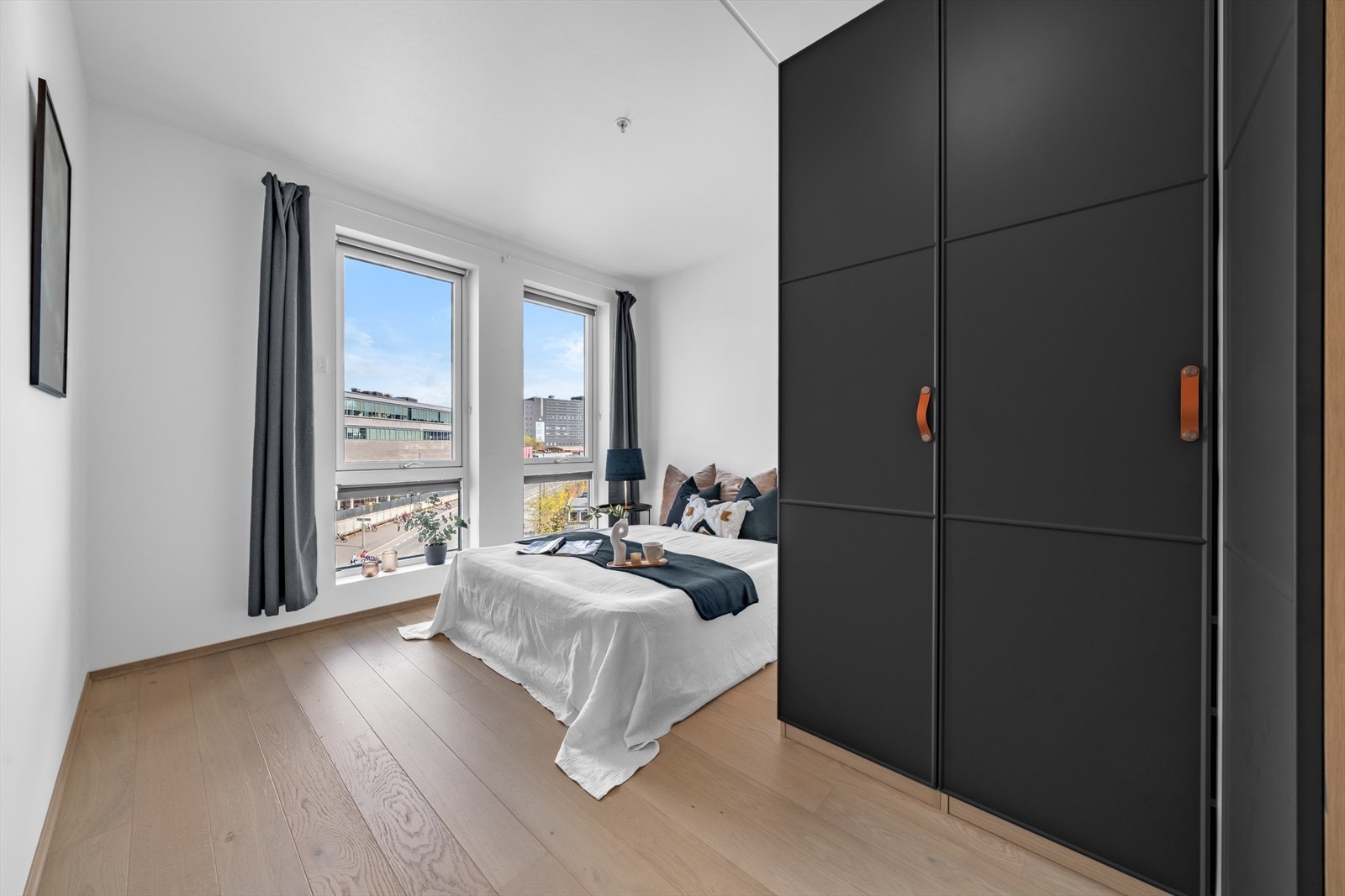 Hovedsoverommet er romslig, med plass til dobbeltseng, nattbord og tilhørende møbler. Galleribilde