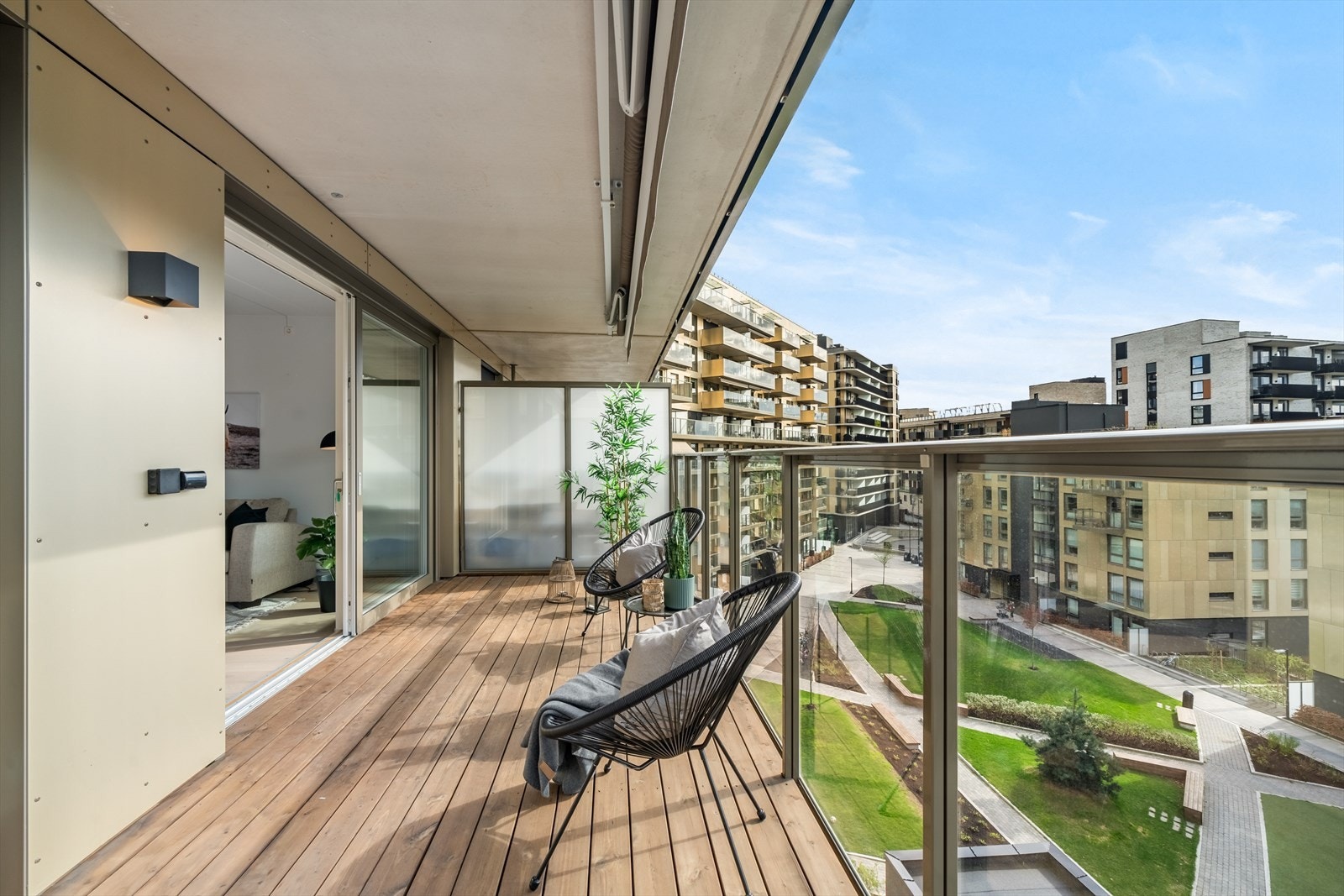 Her har du rikelig med plass til å innrede en koselig uteoase med komfortable utemøbler, frodig beplantning og en gassgrill for varme måltider. Galleribilde