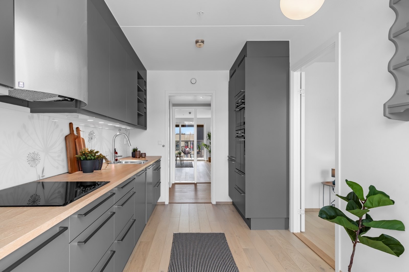 Kjøkkenet har avtrekk over kokeplassen for effektiv ventilasjon. Galleribilde