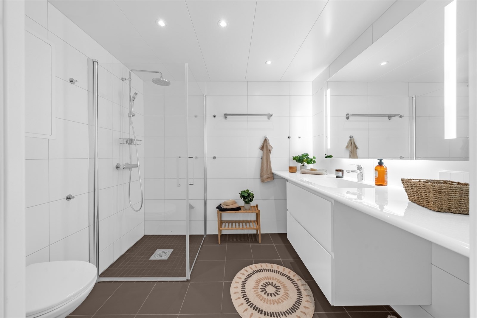 Delikat, flislagt baderom med innfelte downlights og vannbåren gulvvarme. Galleribilde